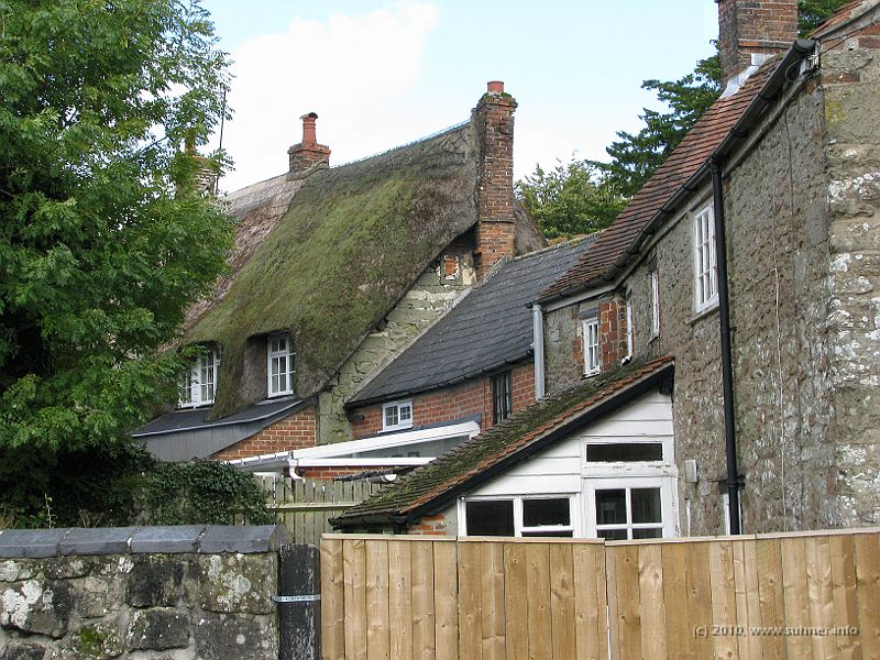IMG_1760.jpg - You see them very often here, these picturesque houses with thatched roofs