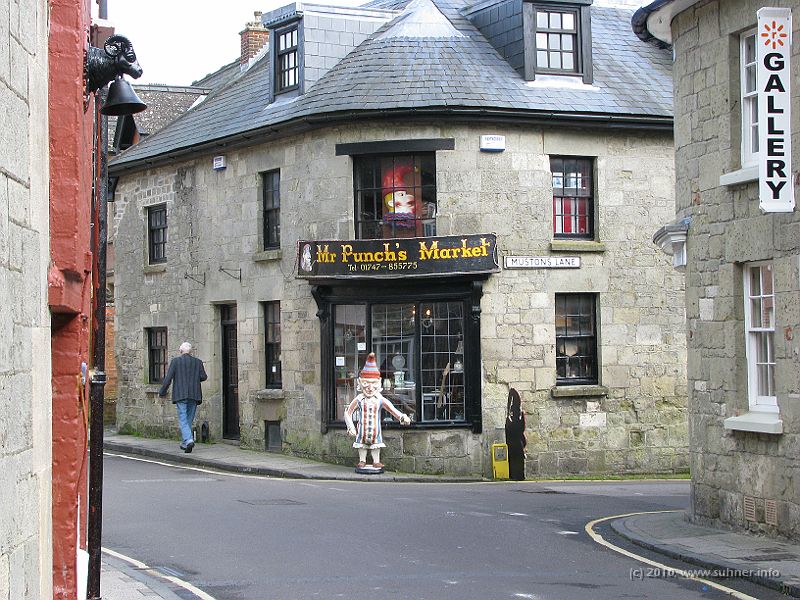 IMG_1763.jpg - Mr. Punch's Market is an antiques dealer in Shaftesbury