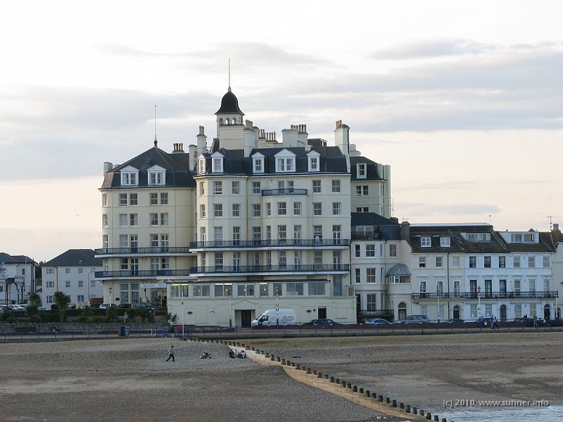IMG_1822.jpg - ...and one of these "tiny sea shore cottages", seen from the pier.