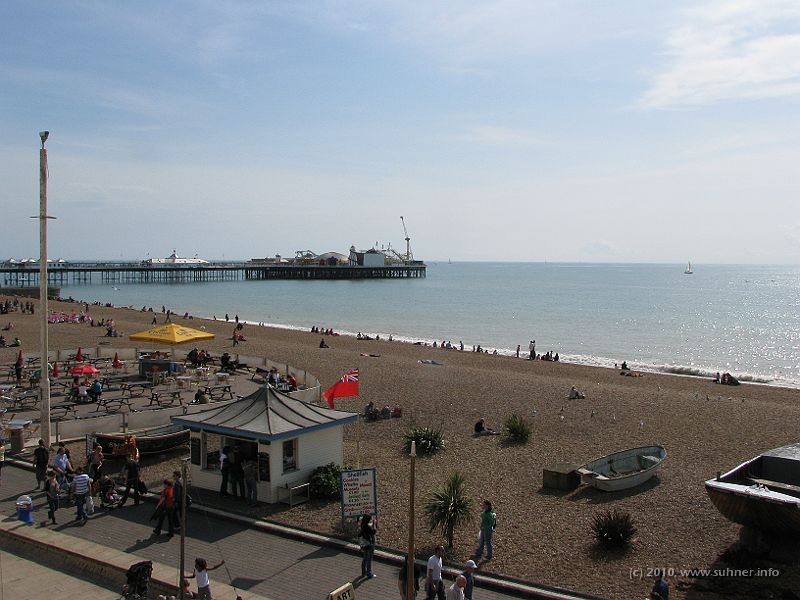 IMG_1832.jpg - Brighton sea shore with the old pier