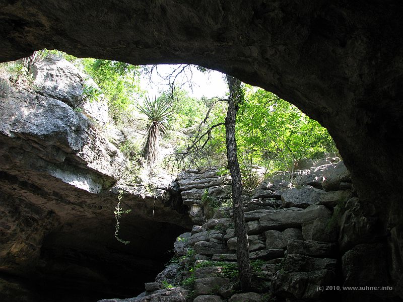 IMG_0453.JPG - The entry to a cave...