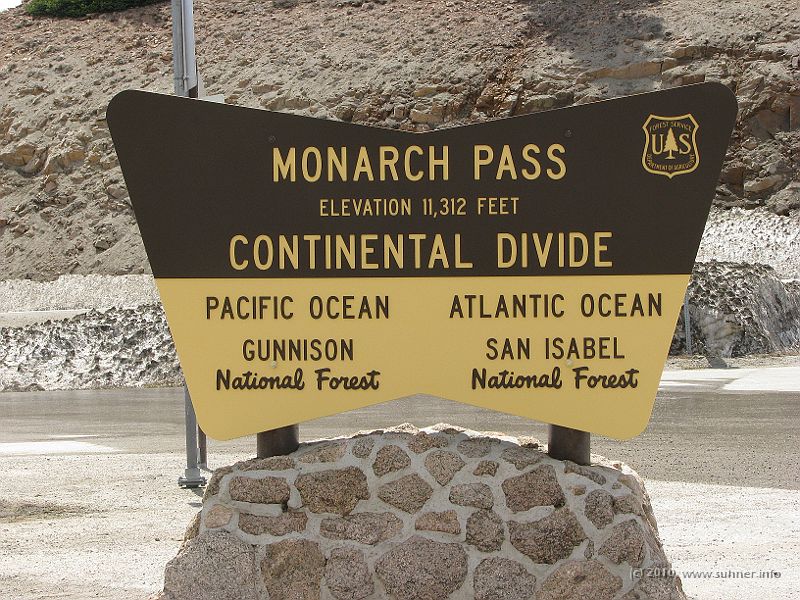 IMG_1274.jpg - That's it: Monarch Pass at about 3450 m above sea level (still no real hair pin bends up here).