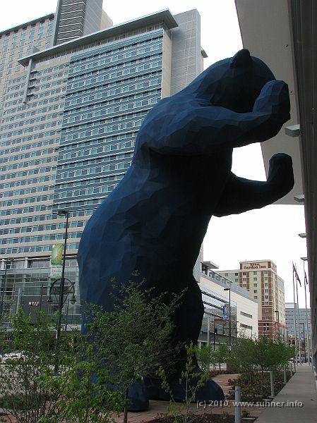IMG_1019.jpg - a propos "impressing size": the blue bear is more than just impressing. It's simply HUGE!