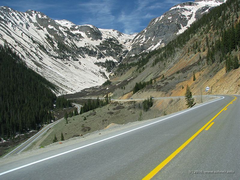 IMG_1351.jpg - And the road leads us further up the high mountains again.
