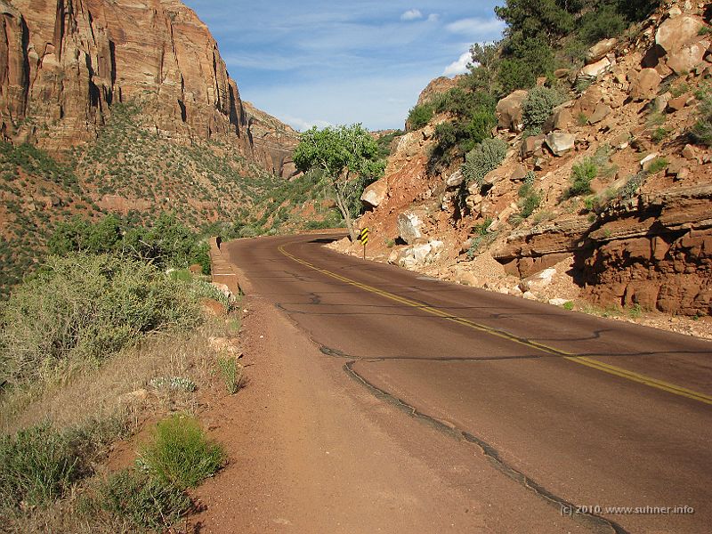 IMG_1948.JPG - My impression is that the tar has originally been black (as any tar), but has become all red by the exposure to the red stone and sand.