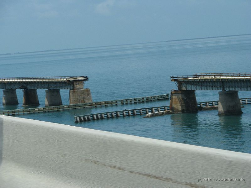 IMG_2924.JPG - a gate in the old, disused railway bridge along the Seven Miles bridge