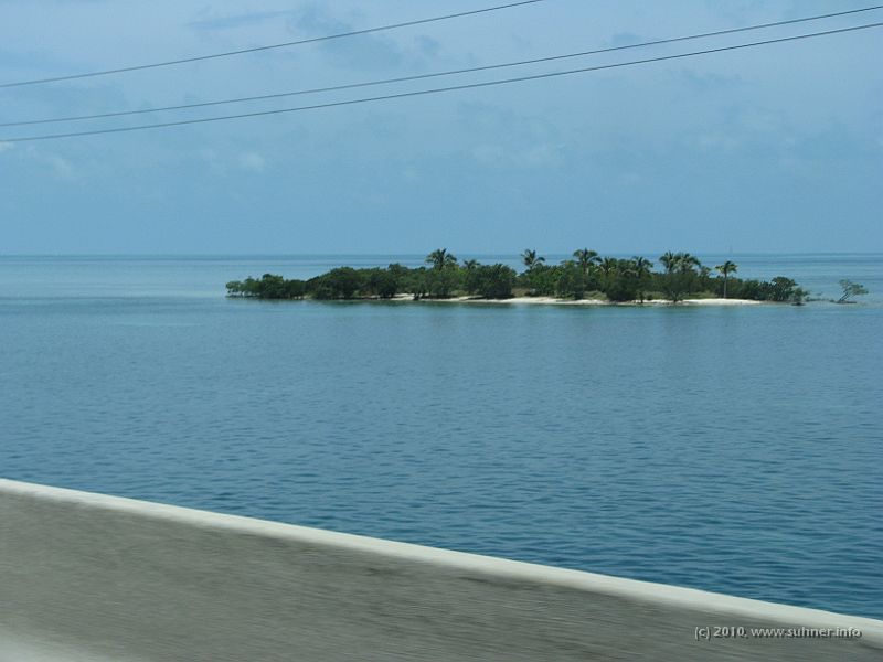 IMG_2940.JPG - Beautiful small islands along the way down to the Keys.
