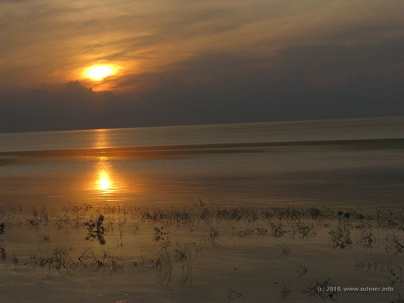 IMG_2974.JPG - Back from the Keys and a beautiful sunset at Lake Okeechobee. Wonder whether I could go for a swim here?